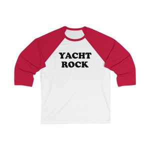 Puede incluir: Una camiseta de b&eacute;isbol blanca y roja con el texto "YACHT ROCK" impreso en negro en la parte delantera.