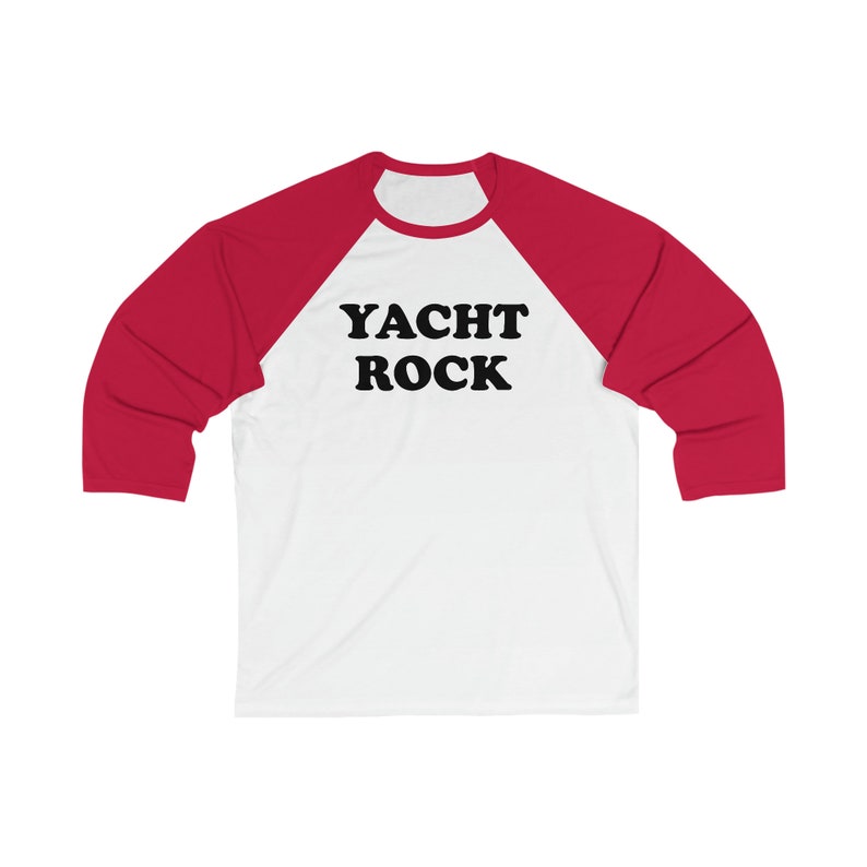 Puede incluir: Una camiseta de b&eacute;isbol blanca y roja con el texto "YACHT ROCK" impreso en negro en la parte delantera.