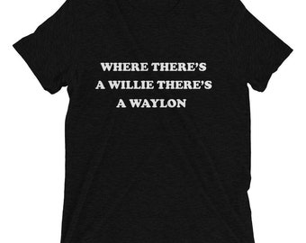 Puede incluir: Camiseta negra con texto blanco que dice "Where there's a Willie there's a Waylon".