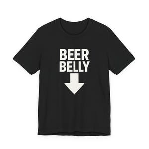 Può includere: T-shirt nero con la scritta bianca "BEER BELLY" e una freccia bianca rivolta verso il basso. La maglietta ha un girocollo e maniche corte, adatta per un abbigliamento casual.