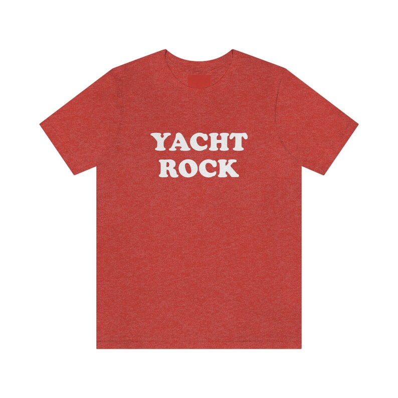 Puede incluir: Camiseta roja de punto con texto blanco que dice "YACHT ROCK".