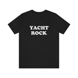 Puede incluir: Camiseta negra con texto blanco que dice "YACHT ROCK"