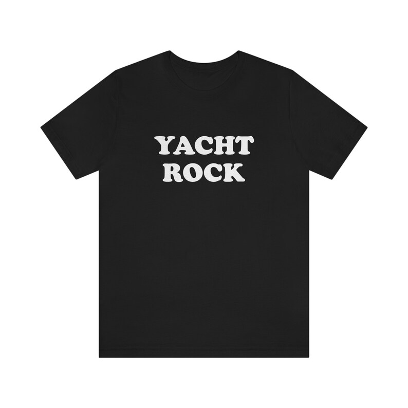 Puede incluir: Camiseta negra con texto blanco que dice "YACHT ROCK"