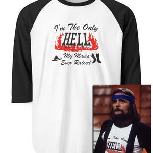 以下が含まれることがあります： 白と黒の野球Tシャツ。テキスト「I'm The Only HELL My Mama Ever Raised」は黒と赤で表示されています。シャツは黒い袖と白いボディです。小さな画像には、同様のシャツを着ている人が写っています。