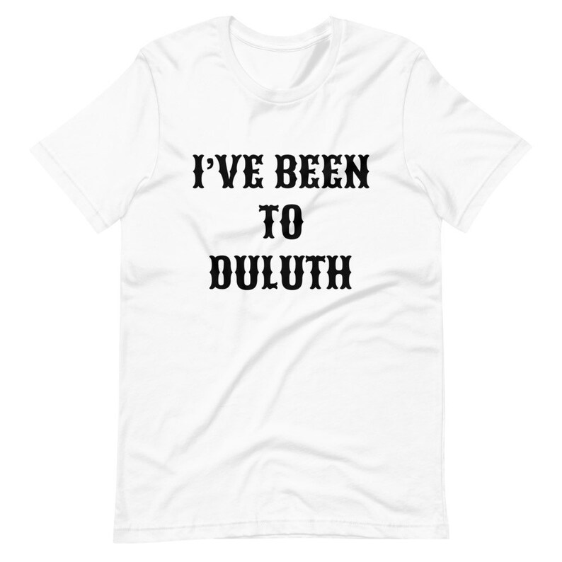 以下が含まれることがあります： 「I've Been To Duluth」という黒い文字が書かれた白いTシャツです。