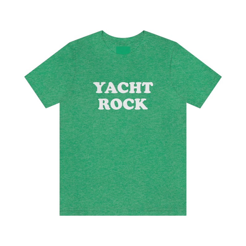 Puede incluir: Una camiseta verde con el texto "YACHT ROCK" impreso en blanco.