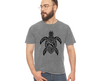 Unisex t-shirt med mineraltvätt och etnisk sköldpadda-tatuering