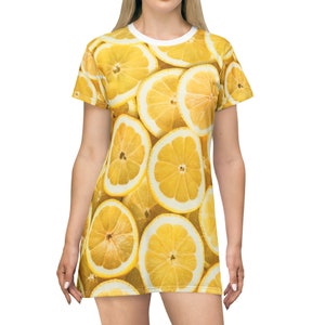 以下が含まれることがあります： レモンのスライス模様の黄色のTシャツドレス