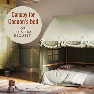 Puede incluir: Una tienda de campa&ntilde;a verde para una cama de ni&ntilde;o, con un marco de madera y un colch&oacute;n a rayas blancas. El texto "Canopy for Cocoon's bed OR CUSTOM REQUEST" es visible en la imagen.