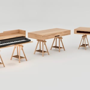 Può includere: Tre supporti per tastiera in legno con finitura naturale. Un supporto contiene una tastiera bianca e nera. I supporti sono sostenuti da gambe a forma di A con un ripiano inferiore. I supporti sono progettati per strumenti musicali.