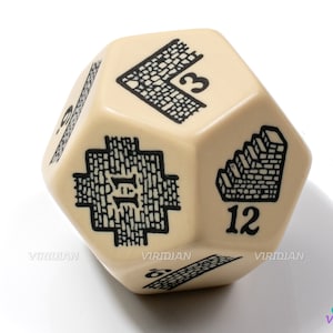 Op de afbeelding: Een beige 12-zijdige dobbelsteen met zwarte markeringen. De dobbelsteen heeft een bakstenen muurontwerp aan elke kant met de nummers 1 tot en met 12.