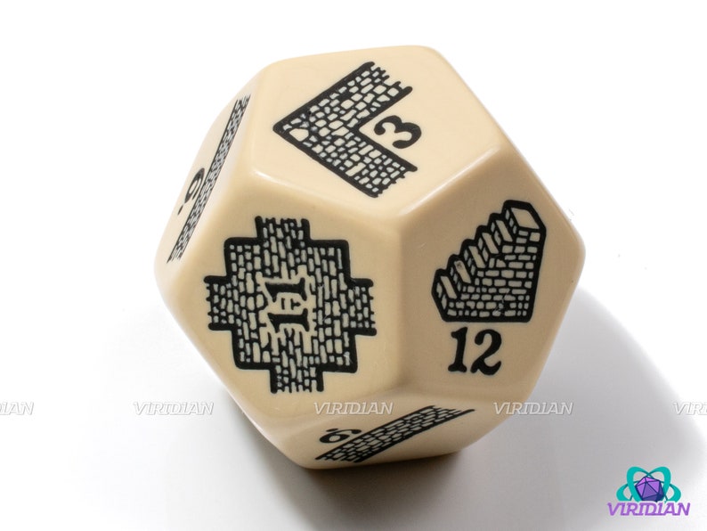 Op de afbeelding: Een beige 12-zijdige dobbelsteen met zwarte markeringen. De dobbelsteen heeft een bakstenen muurontwerp aan elke kant met de nummers 1 tot en met 12.