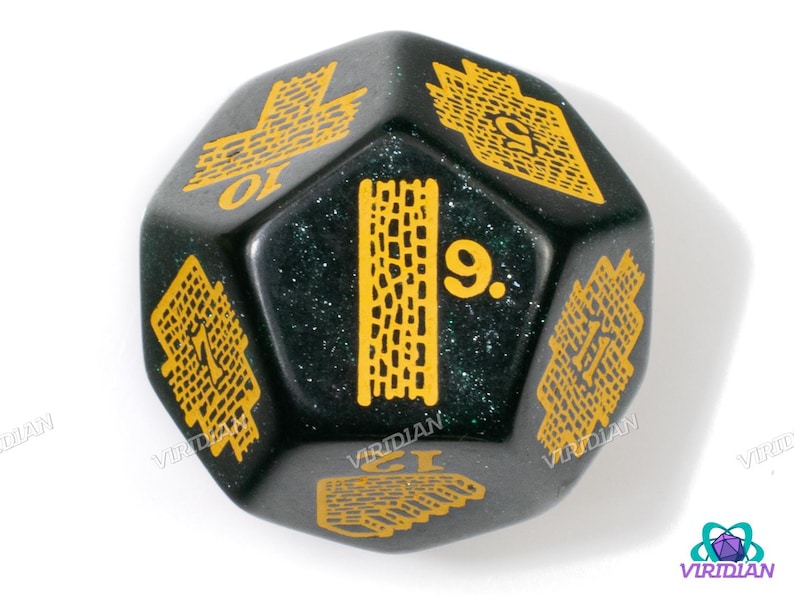 Op de afbeelding: Een zwarte en groene 9-zijdige dobbelsteen met gouden cijfers en een gestructureerd ontwerp. De dobbelsteen heeft de cijfers 1, 2, 3, 4, 5, 6, 7, 8 en 9.
