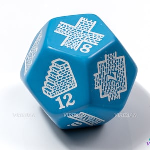 Op de afbeelding: Een blauwe 12-zijdige dobbelsteen met witte nummers en symbolen. De dobbelsteen heeft een bakstenen muurontwerp aan de ene kant en een trapontwerp aan de andere kant.