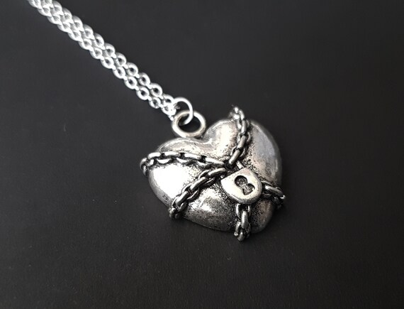 Collier Cœur Brisé Gothique Pour Femme | Pendentif Cœur Anatomique | Bijou Halloween, Cadeau Symbolique