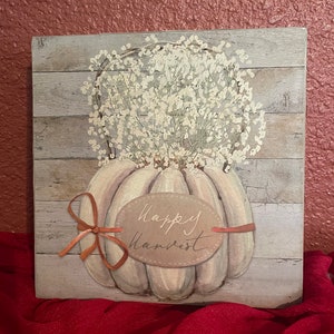 Cartel de otoño "Feliz cosecha" con calabaza y flores.