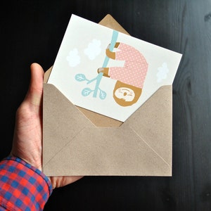 Faultier Postkarte für Kinder als Einladung zum Geburtstag oder Grußkarte Geschenkkarte Illustration