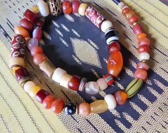 Afrikanische Glasperlen,  Afrika-Schmuck, Ethno Stil, Eyebeads Krobo Glasperlen, Bronzeperle. Ostergeschenk, Geschenk für Sie