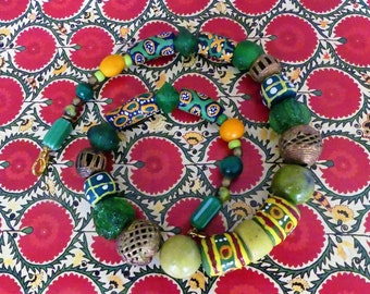 Afrikanische Perlen // Ethno Schmuck // Krobo Glasperlen Ghana // Glasperlen // Serpentin // Bronzeperlen // grün  // gelb