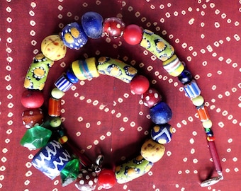 Afrikanische Perlen // Ethno Schmuck // Glasperlen // Sommerkette // Eye Beads // Krobo Glasperlen // rote Koralle