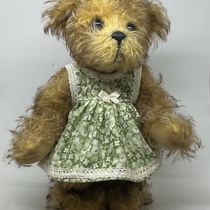 Ropa de cerveza o vestido de muñeca de algodón floral y encaje antiguo.