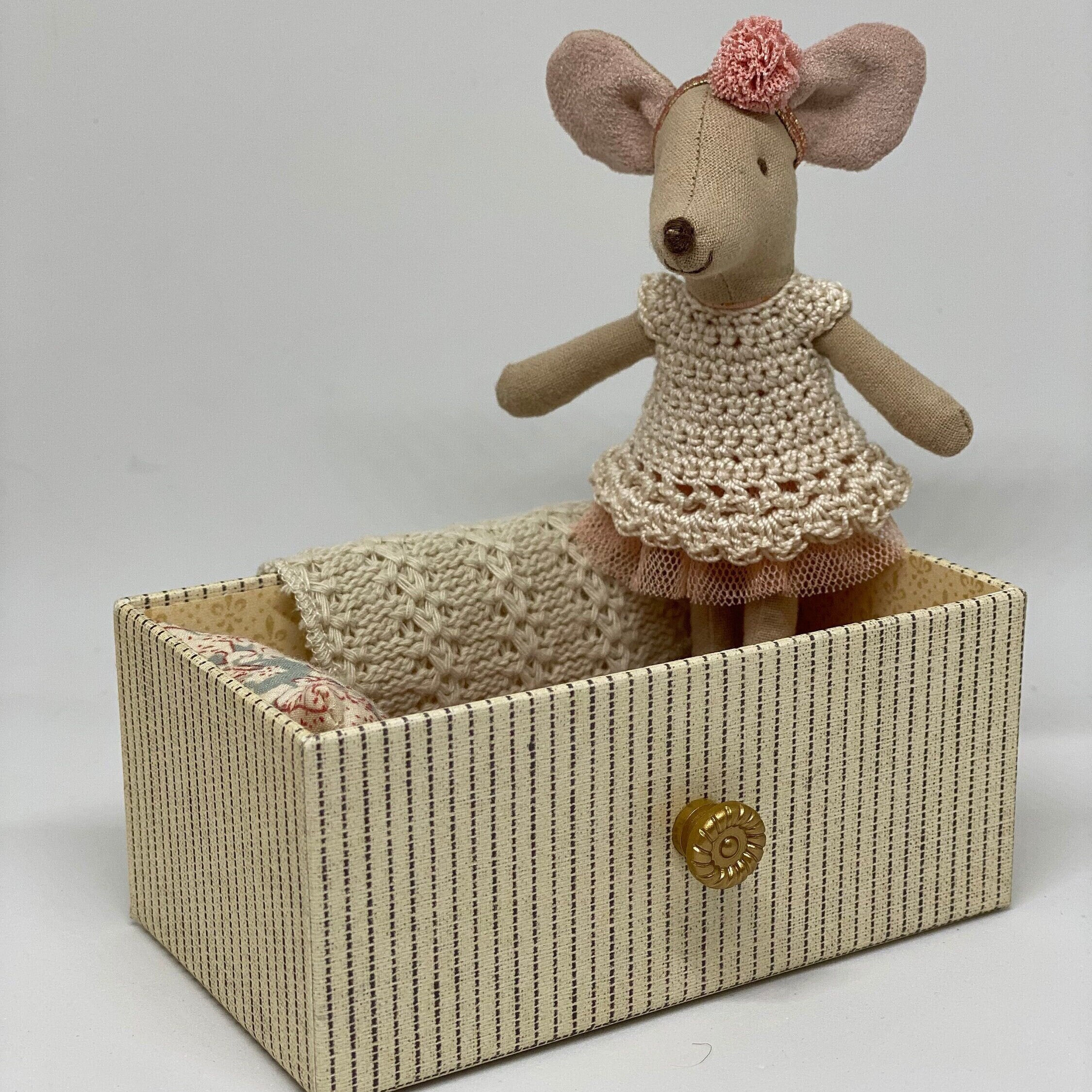 Crochet dress in beige cotton for Maileg mouse