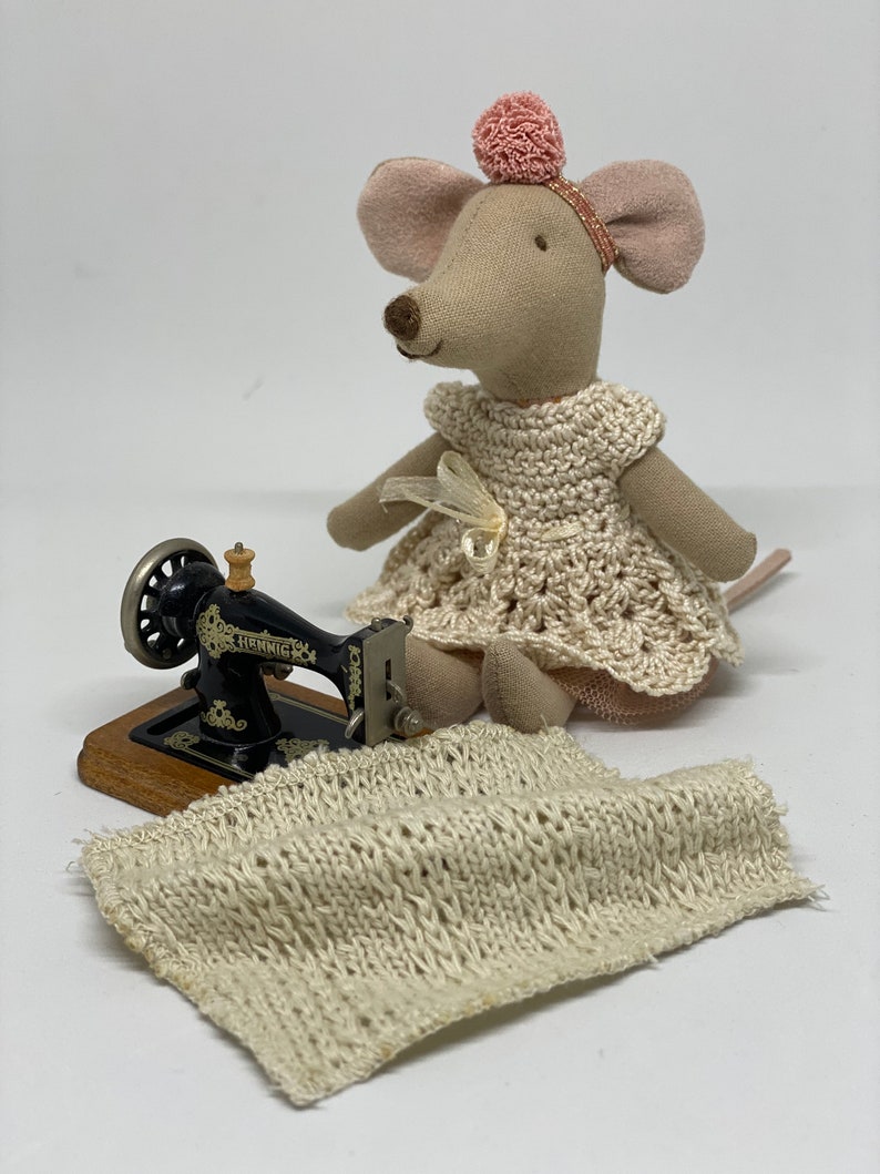 Gehäkeltes Kleid aus feinem Ecru-Baumwollgarn für Maileg Mouse mit den Maßen 9-10 und 12-13 Zentimeter Bild 4