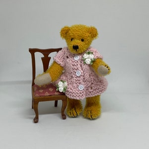 14センチまでのクマと人形のためのピンクの糸で作られた手編みのジャケット
