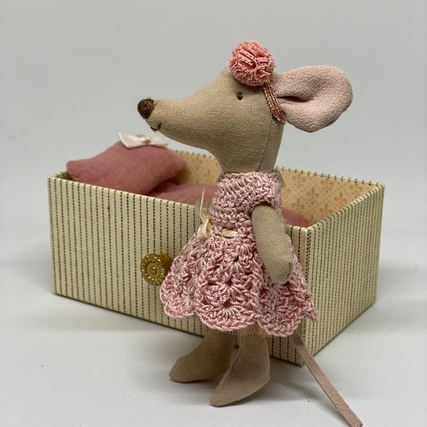 Crocheted dress made of beautiful old pink fine cotton for Maileg mouse