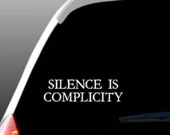 Pode incluir: Um vidro de carro preto com um adesivo de vinil branco que diz "Silence is Complicity."