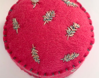 Alfiletero de fieltro fucsia hecho a mano, bordado floral a mano