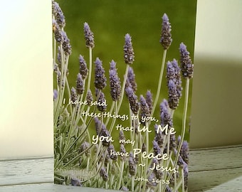 Juego de 2 tarjetas con cita de fe cristiana, versículo bíblico de condolencia, saludo de paz, pasaje de Jesús, Juan 16:33, foto de un jardín de flores de lavanda morada.