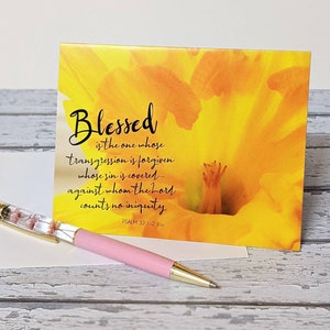 2x Gesegnete Narzisse Schrift Vers Karte Blumen Fotokunst Blume Muttertag vergeben Bibel Zitat Psalm 32: 1-2 Christian Note Set Geburtstag