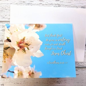 2x bloesem bijbelvers kaart blauw fotokunst bloem Moederdag cadeau overwinning schrift 1 Korintiërs 15:57 christelijke notitie set evangelie verjaardag