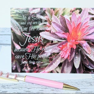 2x Jezus redt bijbelverskaarten paarse bloemen fotokunst bloem kersttekst citaat Mattheus 1:21 christelijke notitieset