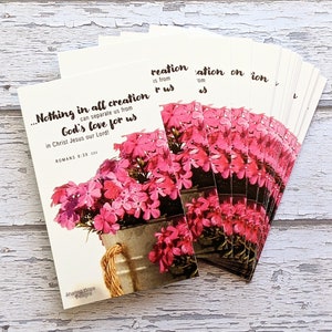 Niets kan ons scheiden van Gods liefde Tekstkaarten Bijbelvers Geheugen Roze bloemen Christian Hope Romeinen 8:39 Zakelijk palmformaat