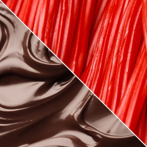 Trocitos de regaliz de fresa cubiertos de chocolate de Its Delish, 10 libras imagen 4