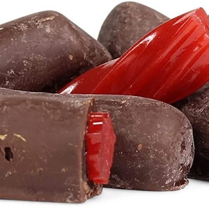 Trocitos de regaliz de fresa cubiertos de chocolate de Its Delish, 10 libras imagen 1