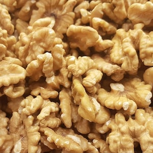 Premium Chandler Raw Walnuts Halves by Its Delish, 5 lb Bulk | Shelled California Chandler Light Walnut Halves
