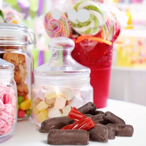 Trocitos de regaliz de fresa cubiertos de chocolate de Its Delish, 10 libras imagen 6