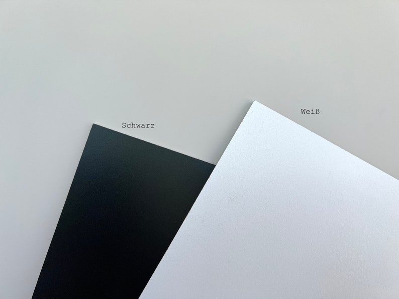 Wir bieten zwei verschieden Farben für die Namen an. Schwarz oder weiß. Hier sind beide Materialien als Vergleich nebeneinander gelegt.