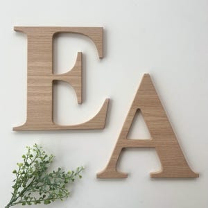 Letras decorativas de madera de roble chapada, para colocar de pie o colgar, placa para nombre con letra inicial