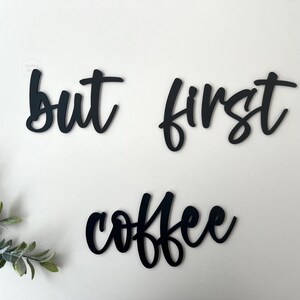 Decoración de pared con frase negra {pero primero el café} en la barra de café.