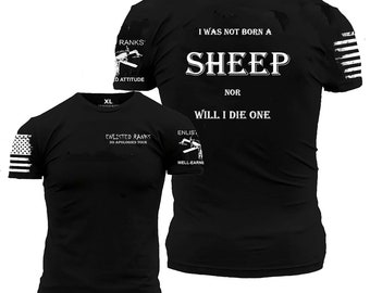 Puede incluir: Camisetas negras con texto y gráficos blancos. Una camiseta muestra "I WAS NOT BORN A SHEEP NOR WILL I DIE ONE". Otra camiseta tiene "ENLISTED RANKS NO APOLOGIES TOUR" y una bandera estadounidense en la manga. Las camisetas son talla XL.