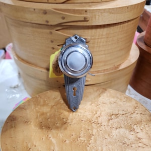 以下が含まれることがあります： 銀色のドアノブと鍵穴が付いた木製の箱が3つセットになっています。箱は明るい色の木でできており、自然な仕上げになっています。