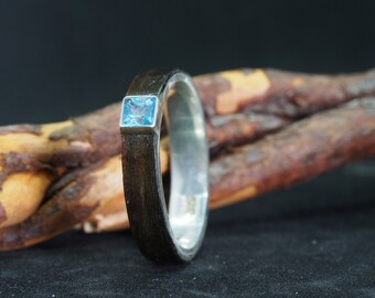 Zilveren ring met aqua blauwe topaas en Amara ebben Koop een ring en plant een boom!