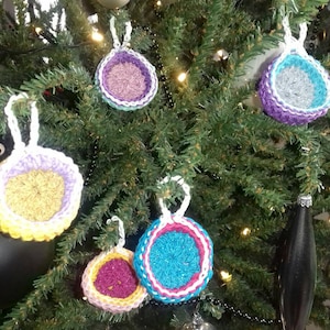crochet Christmas balls, vintage look chrismas hangings, crochet Christmas decorations, hooked Christmas balls