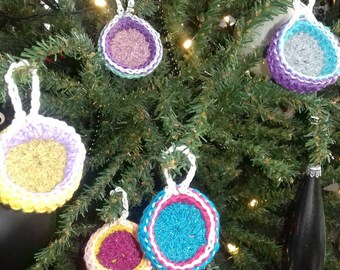 crochet Christmas balls, vintage look chrismas hangings, crochet Christmas decorations, hooked Christmas balls