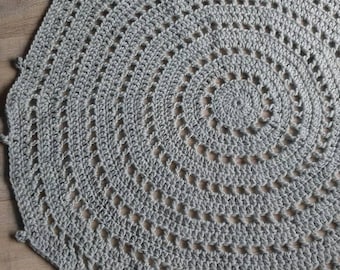 rond gehaakt vloerkleed licht grijs, grijs vloerkleed, grijs kleed, zacht vloerkleed, rond vloerkleed, rond gehaakt vloerkleed, grijs  kleed