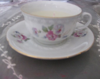 Brocante teacups with candle